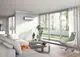 Viessmann Klimagerät an der Wand eines modernen Wohnraums. Große Fenster bieten Ausblick auf den Garten. Minimalistische Einrichtung mit hellen Tönen und Pflanzen.